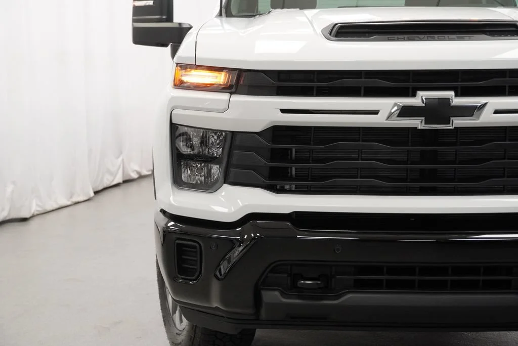 New 2026 Summit White Chevrolet Custom image 31