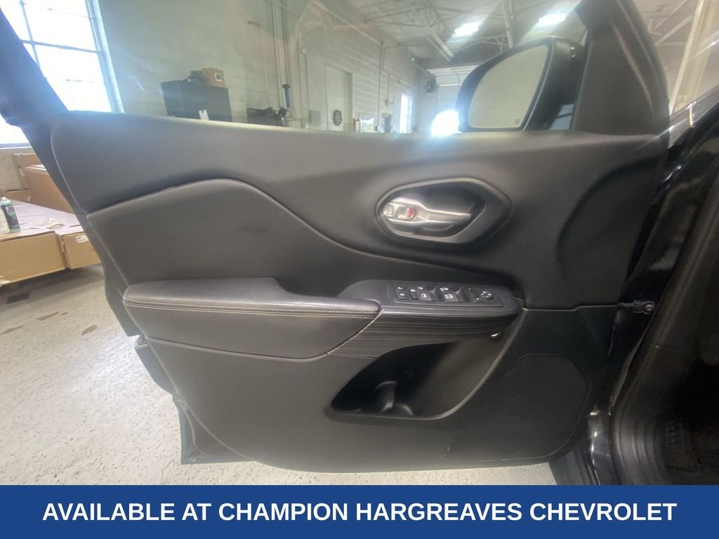Used 2016 Brilliant Black Crystal Pearlcoat Jeep Limited image 31
