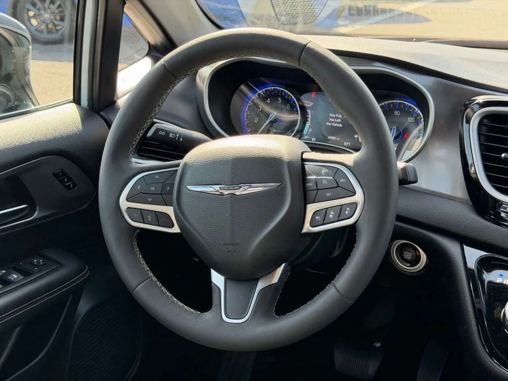 Used 2025 White Chrysler Select image 11