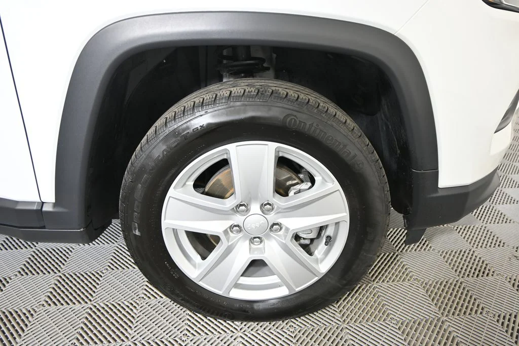Used 2022 White Jeep Latitude image 11