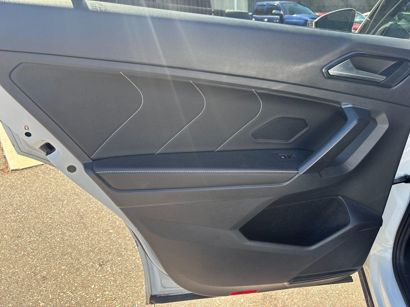 Used 2022  Volkswagen SEL R-Line image 32