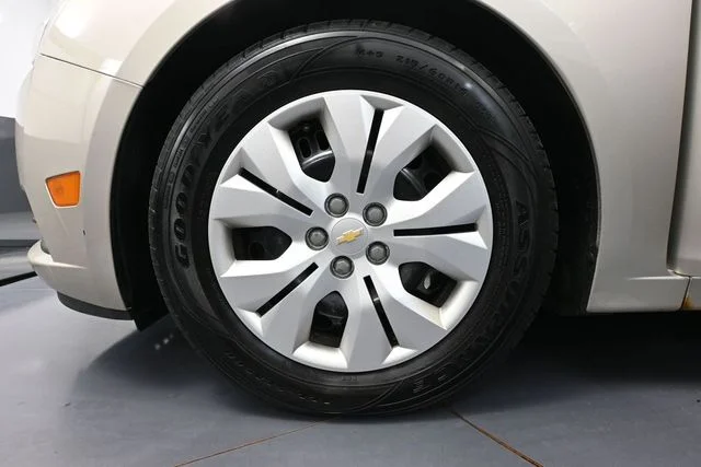 2013 Chevrolet Cruze LS - Photo 15
