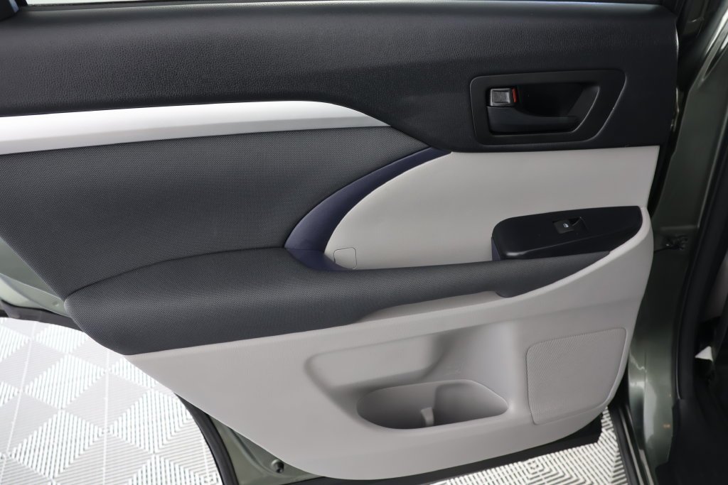 2017 Toyota Highlander LE - Photo 25
