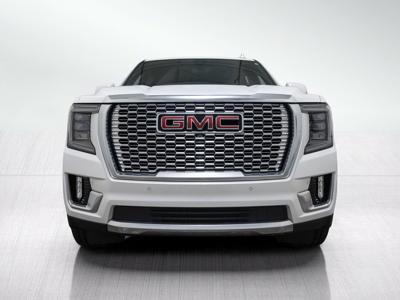 Used 2022 White Frost Tricoat GMC Denali image 2
