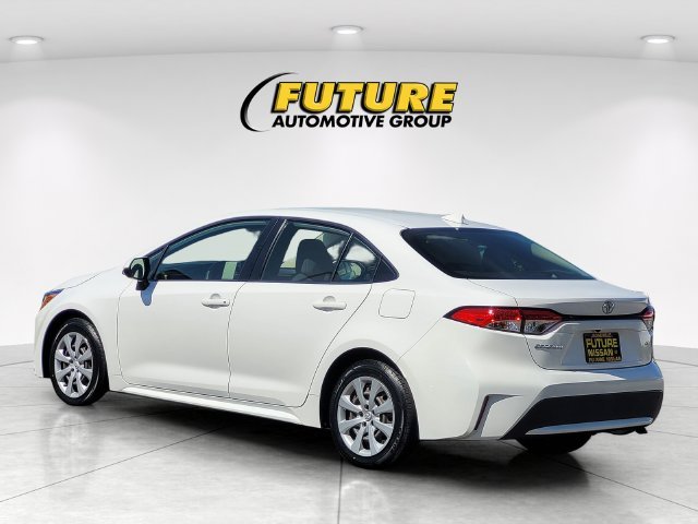 Used 2022 White Toyota LE image 7