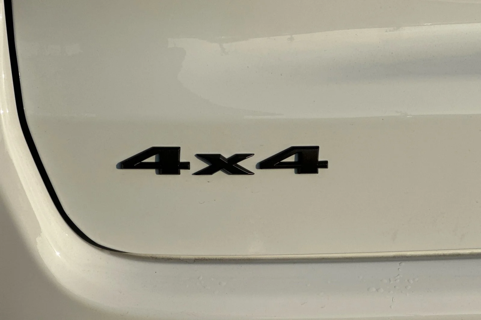 New 2026 Bright White Clear-Coat Exterior Paint Jeep Latitude Altitude image 26