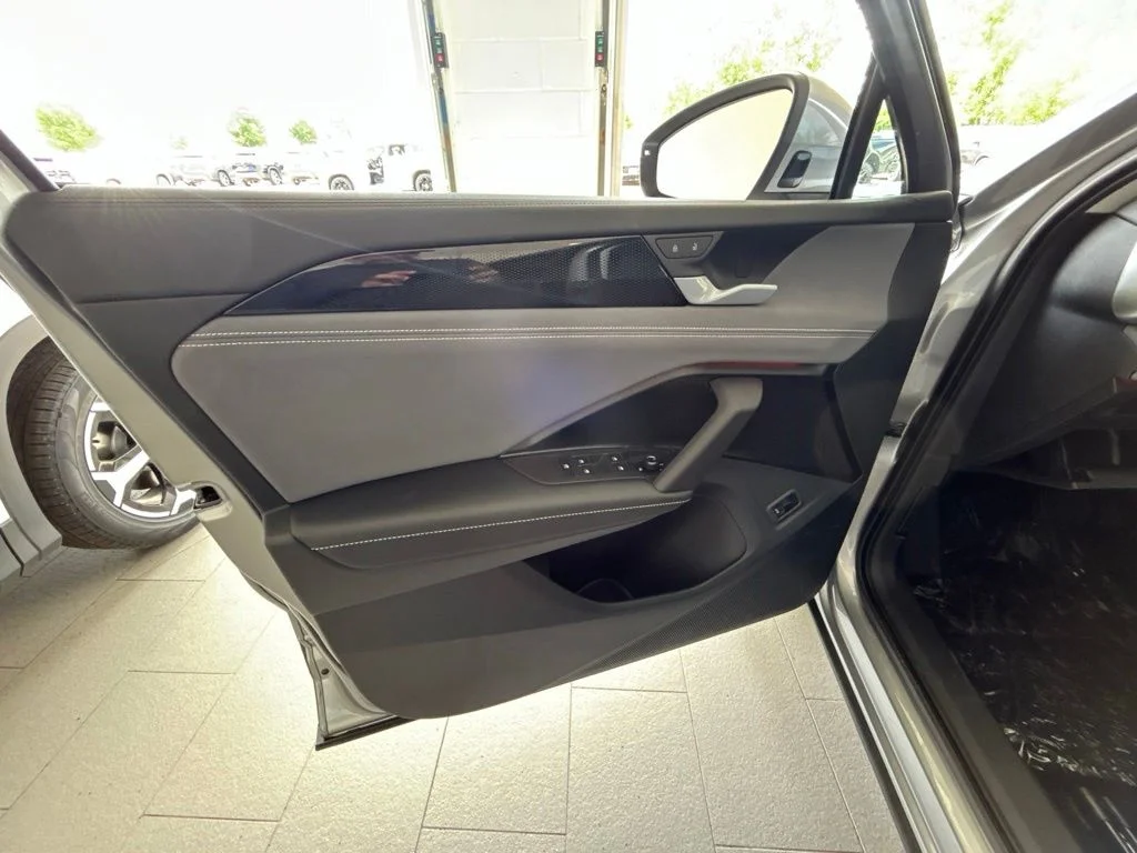 2026 Volkswagen Tiguan SE - Photo 13