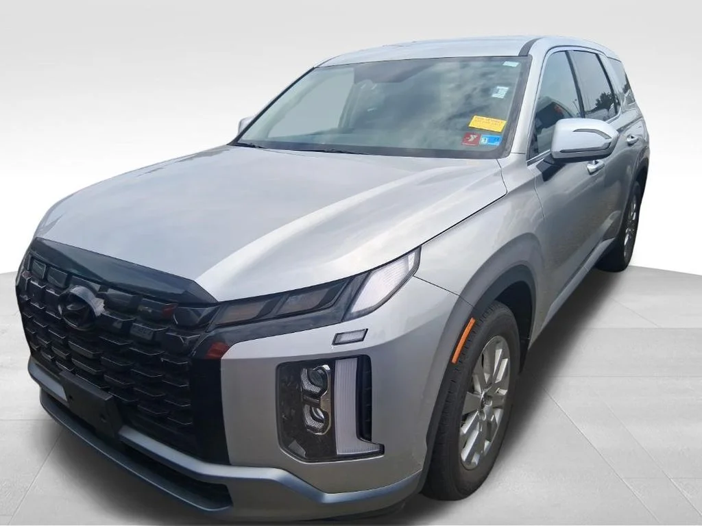Used 2023 Silver Hyundai SE image 15