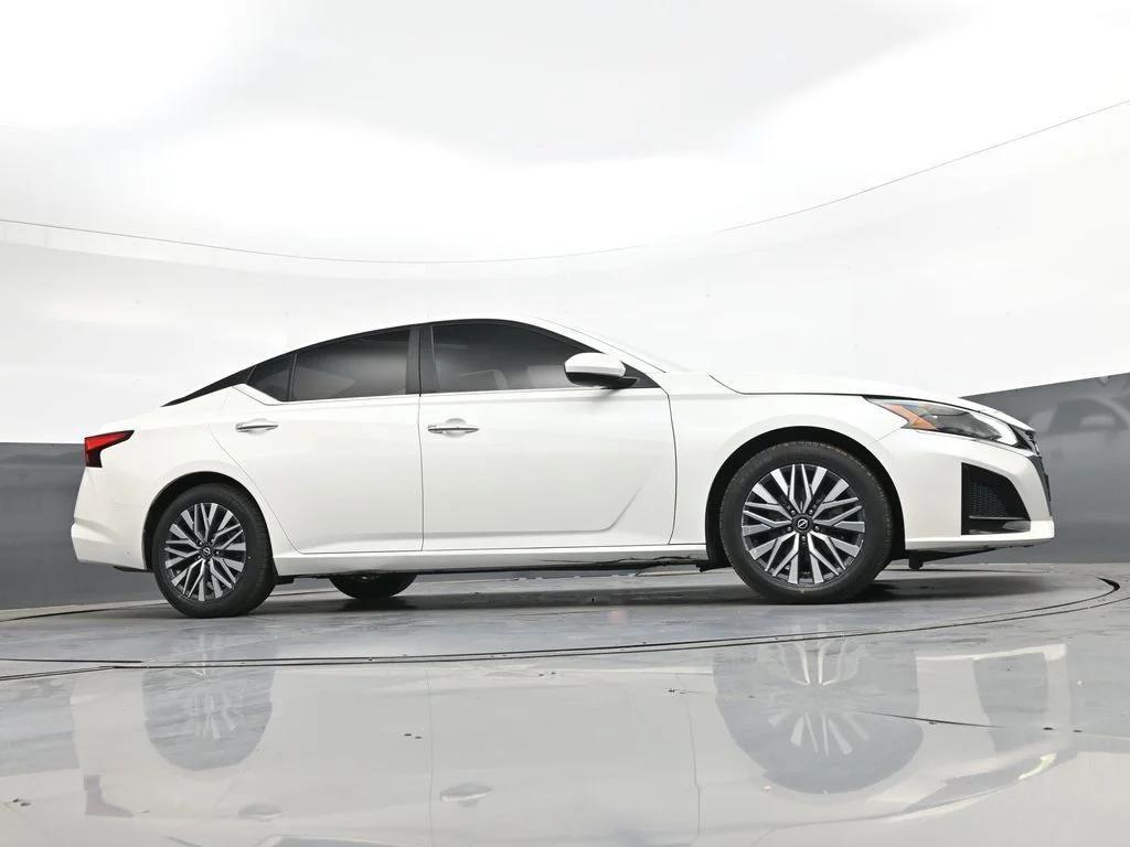 Used 2023 White Nissan 2.5 SV image 42