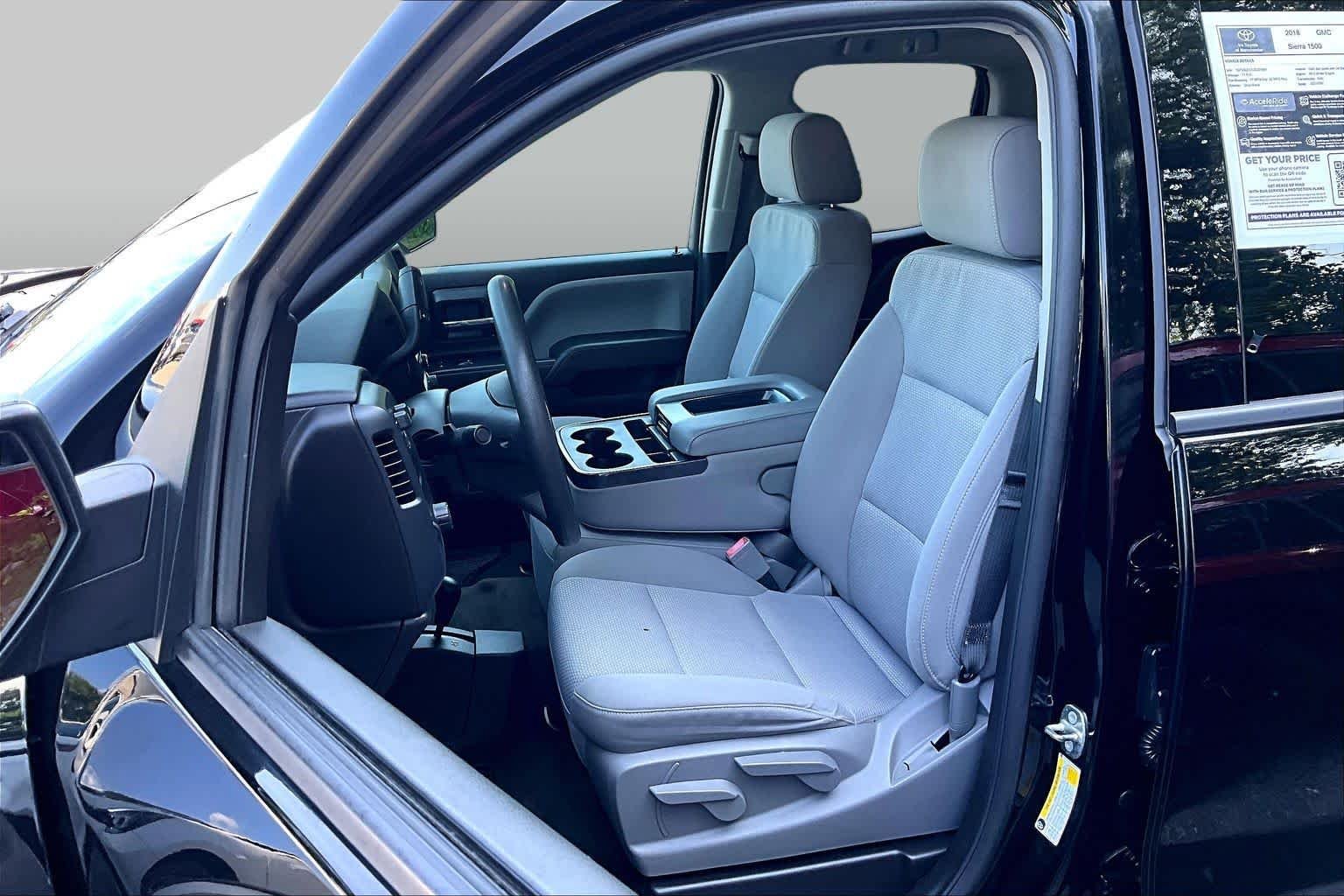 Used 2018 Onyx Black GMC  image 9