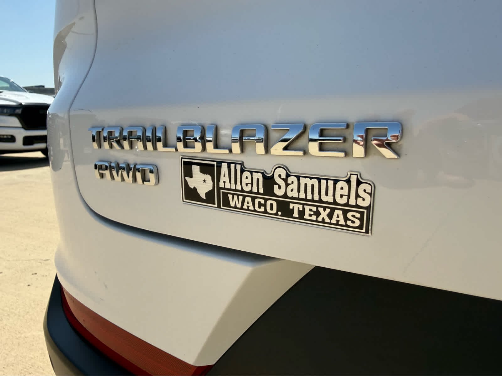 Used 2024 Summit White Chevrolet LT image 10