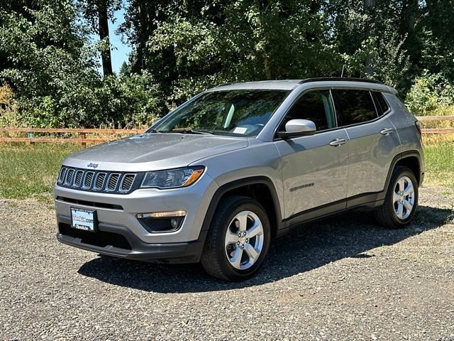 Used 2018 Billet Silver Metallic Clearcoat Jeep Latitude image 35