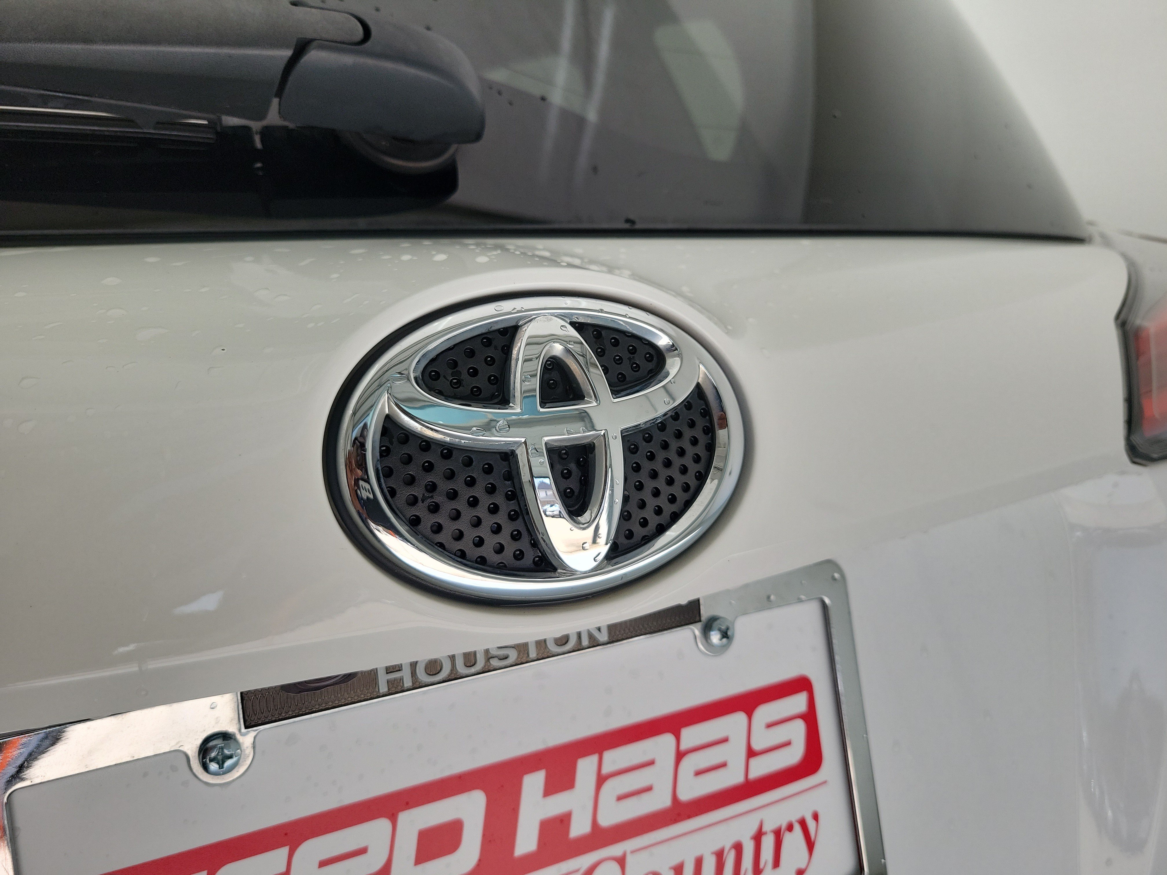 Used 2018 Super White Toyota LE image 10