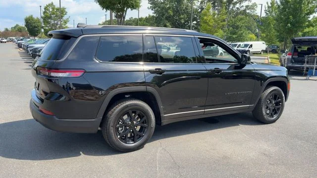 New 2026 Diamond Black Crystal Pearl-Coat Exterior Paint Jeep Laredo Altitude image 8