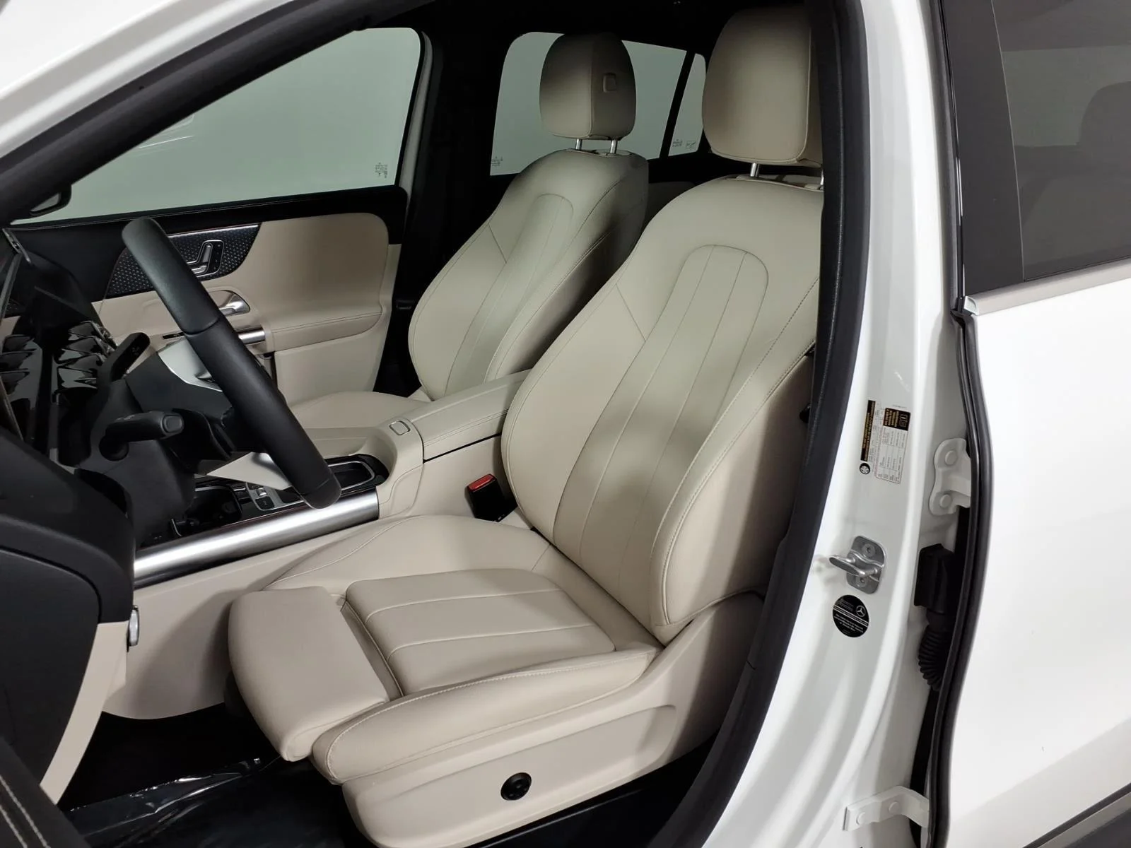 Used 2025 Polar White Mercedes-Benz GLA 250 image 24