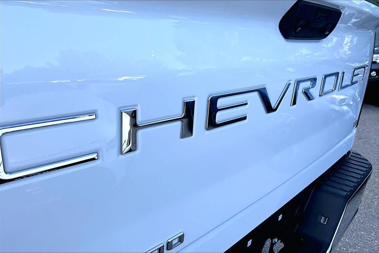 Used 2024 Summit White Chevrolet LT image 29