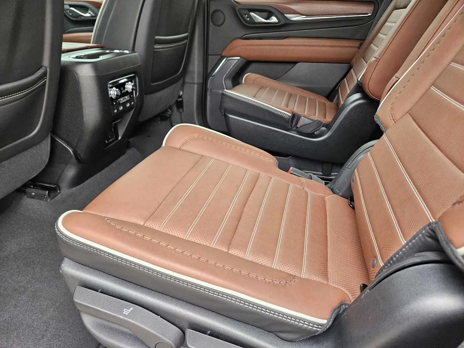 Used 2023 White Frost Tricoat GMC Denali Ultimate image 21