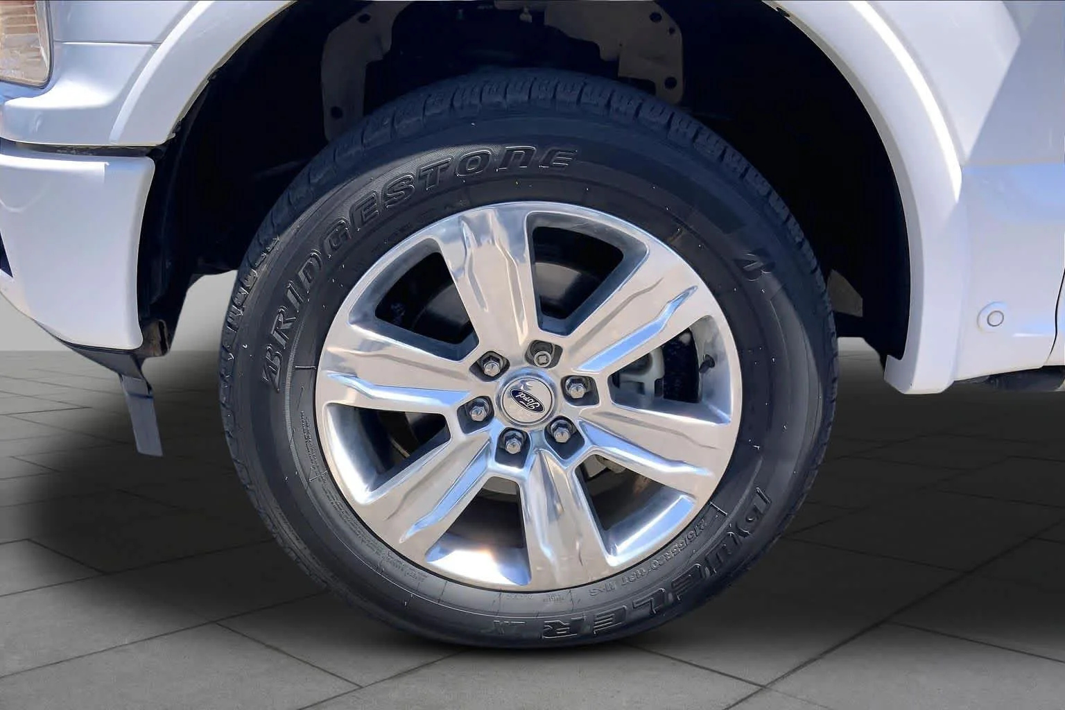 Used 2018 White Platinum Metallic Tri-Coat Ford Platinum image 10