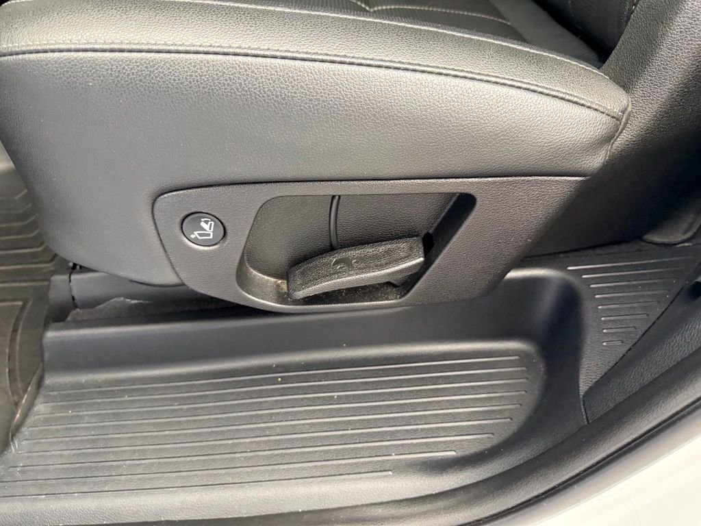 Used 2021 White Kia EX image 63
