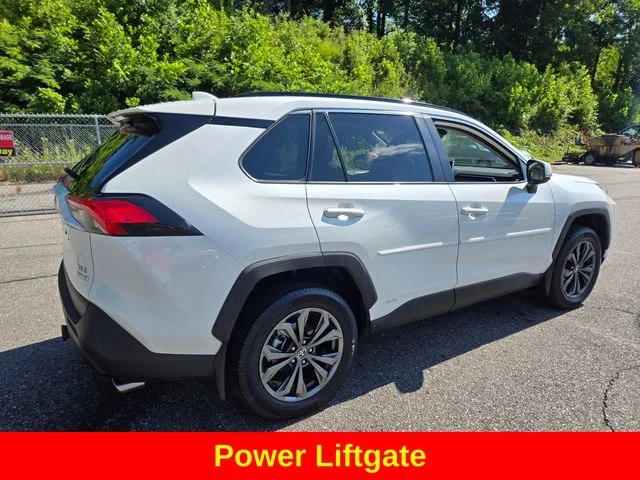 Used 2022 White Toyota XLE Premium image 9