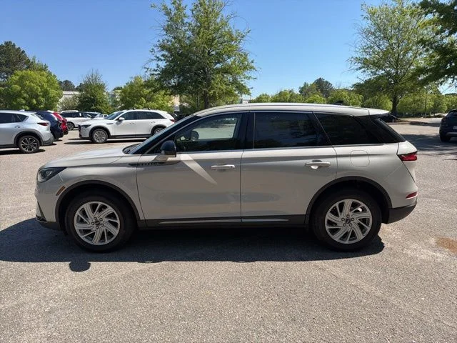Used 2023 White Lincoln Standard image 2