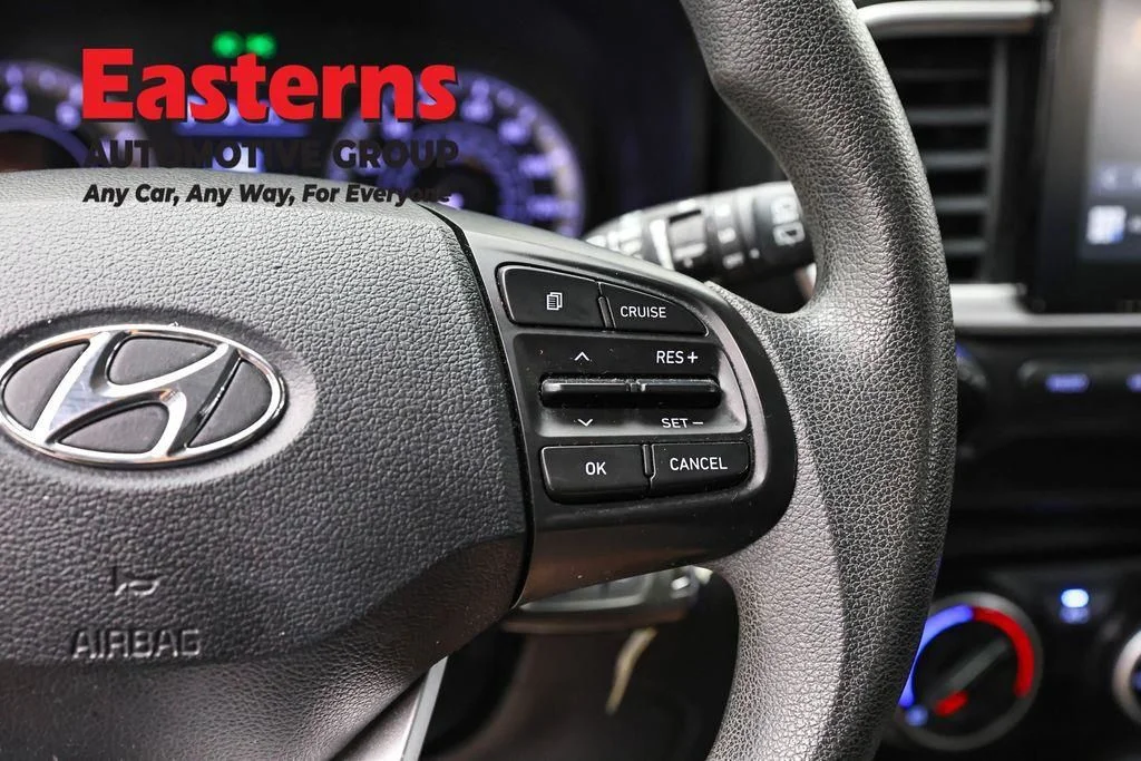 Used 2022 Green Hyundai SE image 17