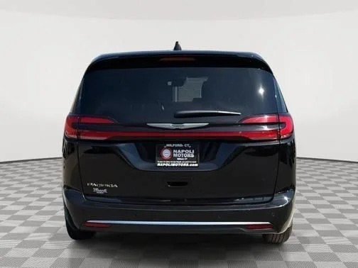 Used 2025 Diamond Black Chrysler Select image 4