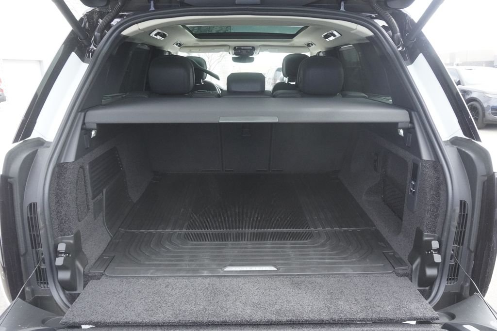 New 2026 Fuji White Land Rover SE image 31