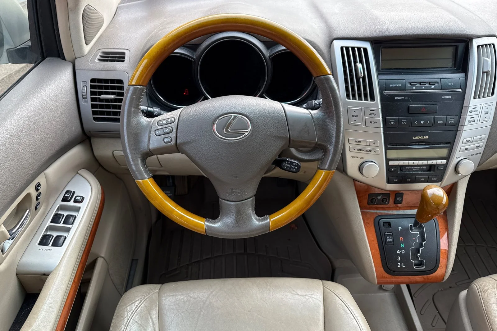 Used 2004  Lexus  image 12
