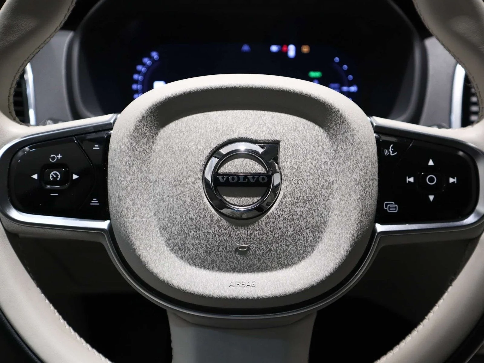 Used 2025 White Volvo Plus image 25