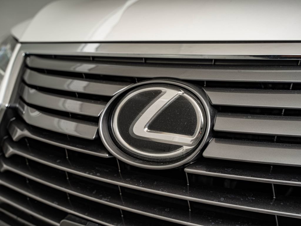 Used 2018 Eminent White Pearl Lexus RX 350L Premium image 12