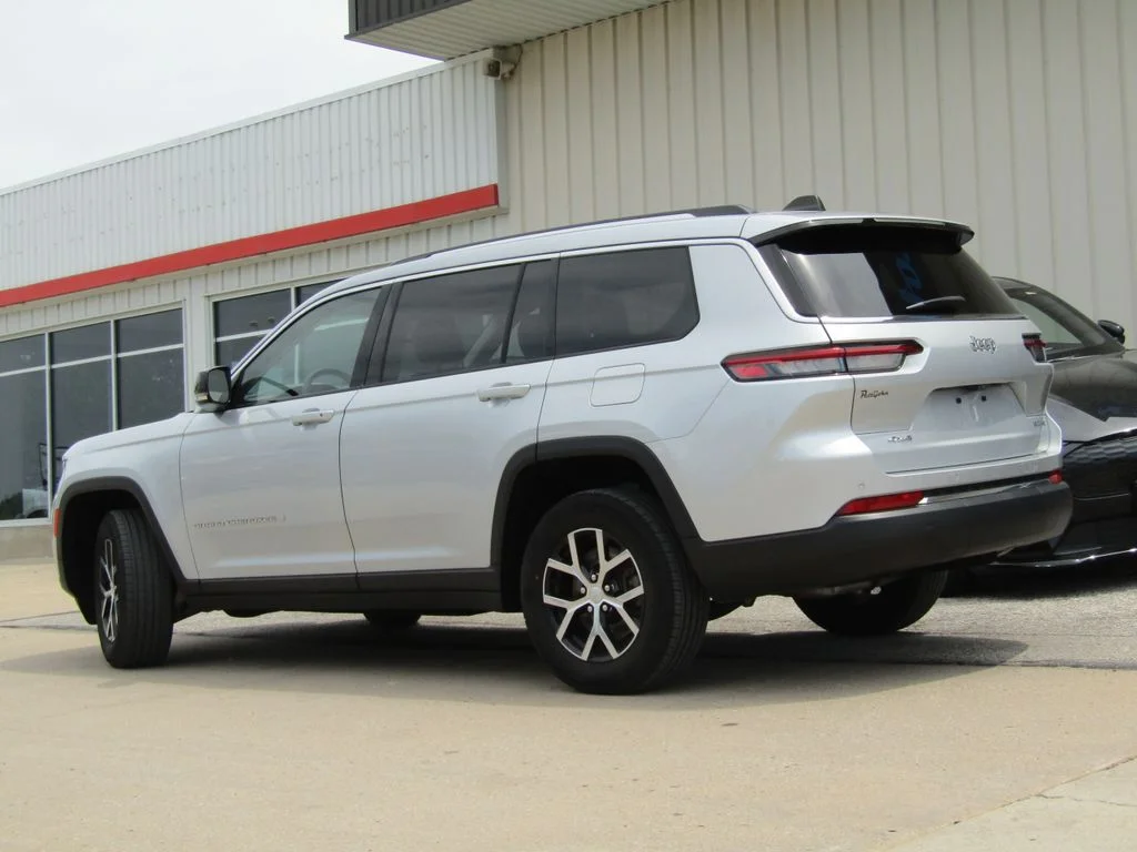 Used 2023 Silver Jeep Limited image 10