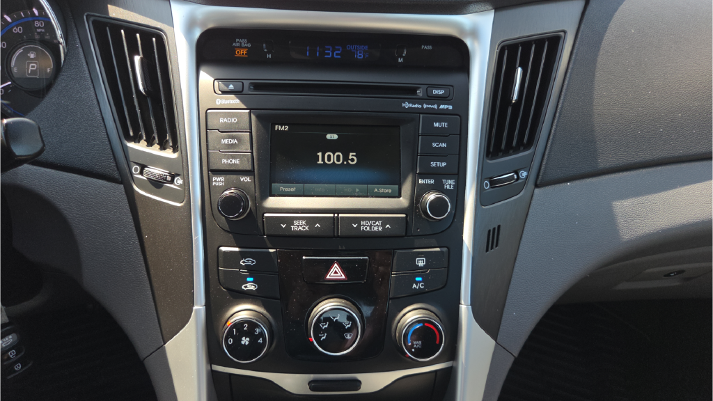 Used 2014 Black Hyundai GLS image 32