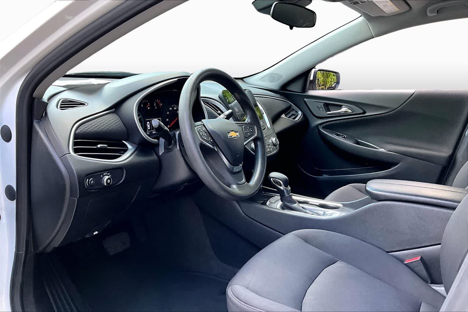 Used 2024 Summit White Chevrolet LT image 17