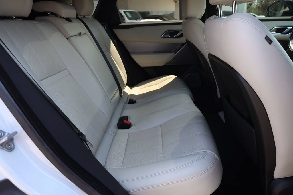 Used 2018 White Land Rover R-Dynamic SE image 17
