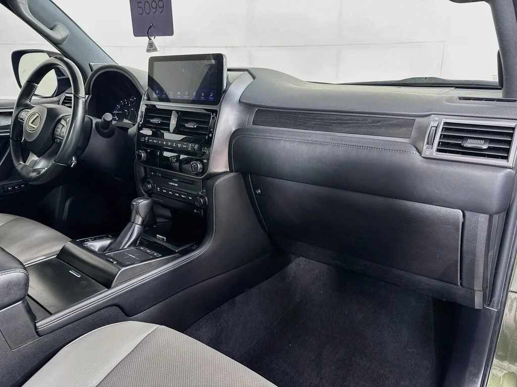 Used 2023 Green Lexus 460 image 37