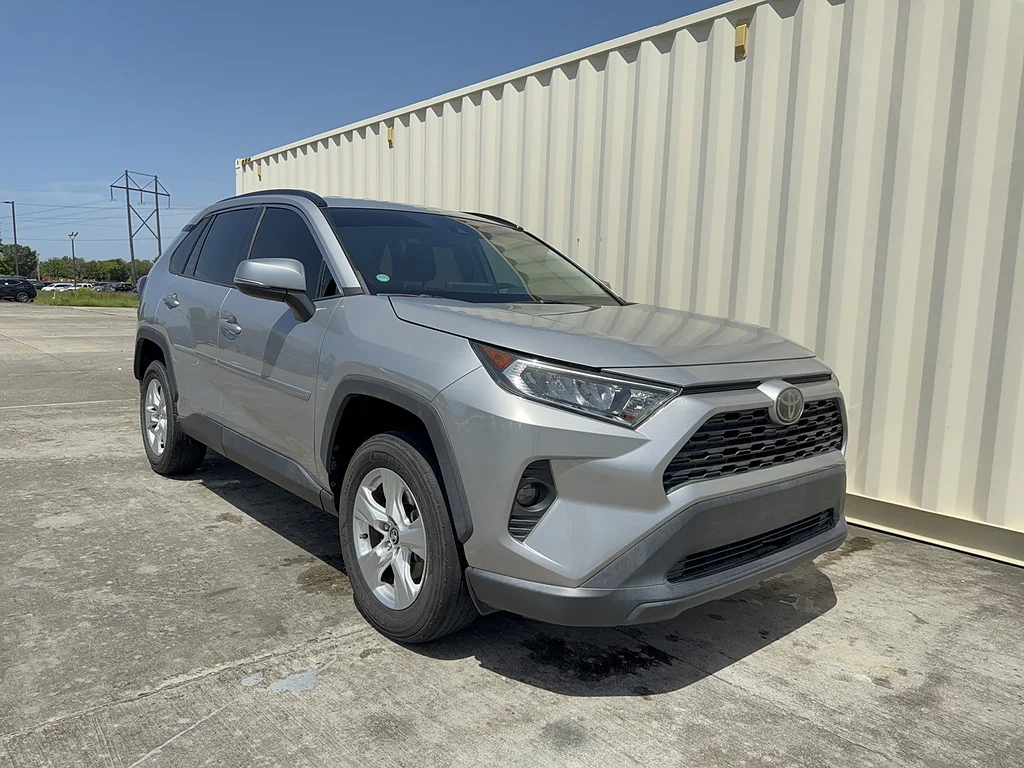 Used 2020 Silver Sky Metallic Toyota XLE image 1