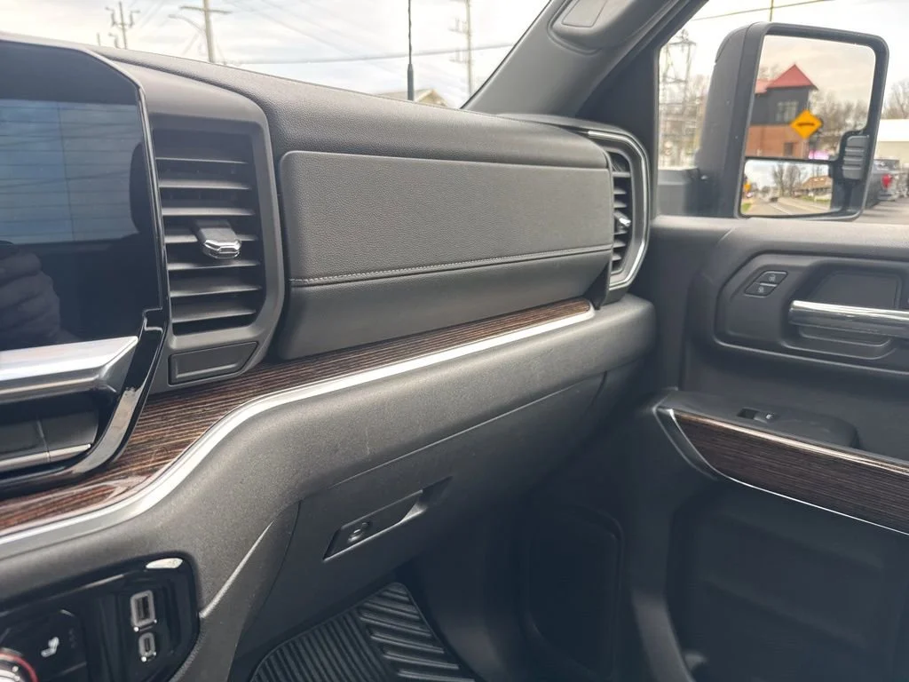 Used 2025 Onyx Black GMC SLE image 42