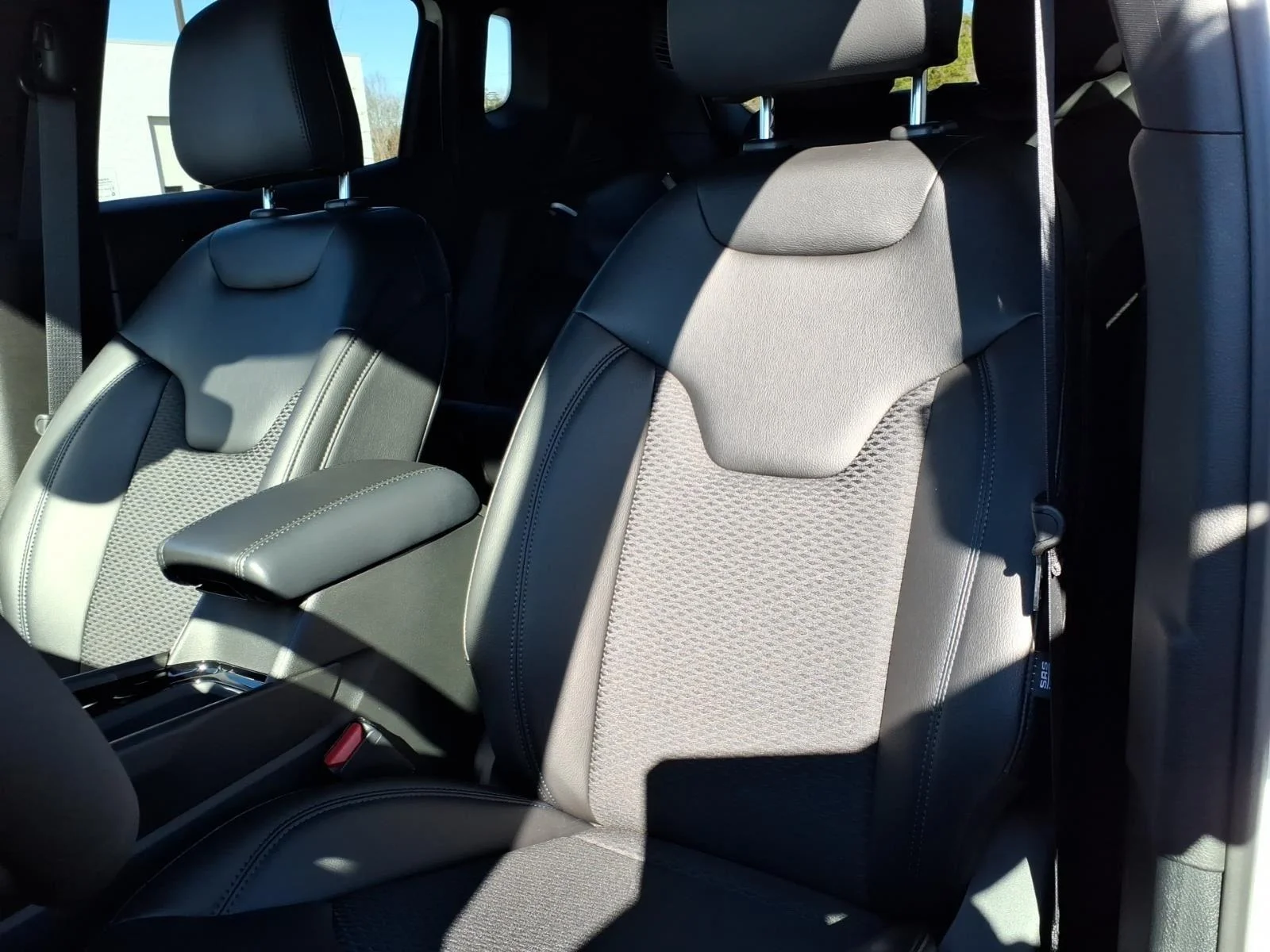 New 2026 Bright White Clear-Coat Exterior Paint Jeep Latitude Altitude image 5