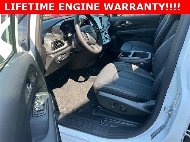 New 2026 Bright White Clear-Coat Exterior Paint Chrysler Select image 11