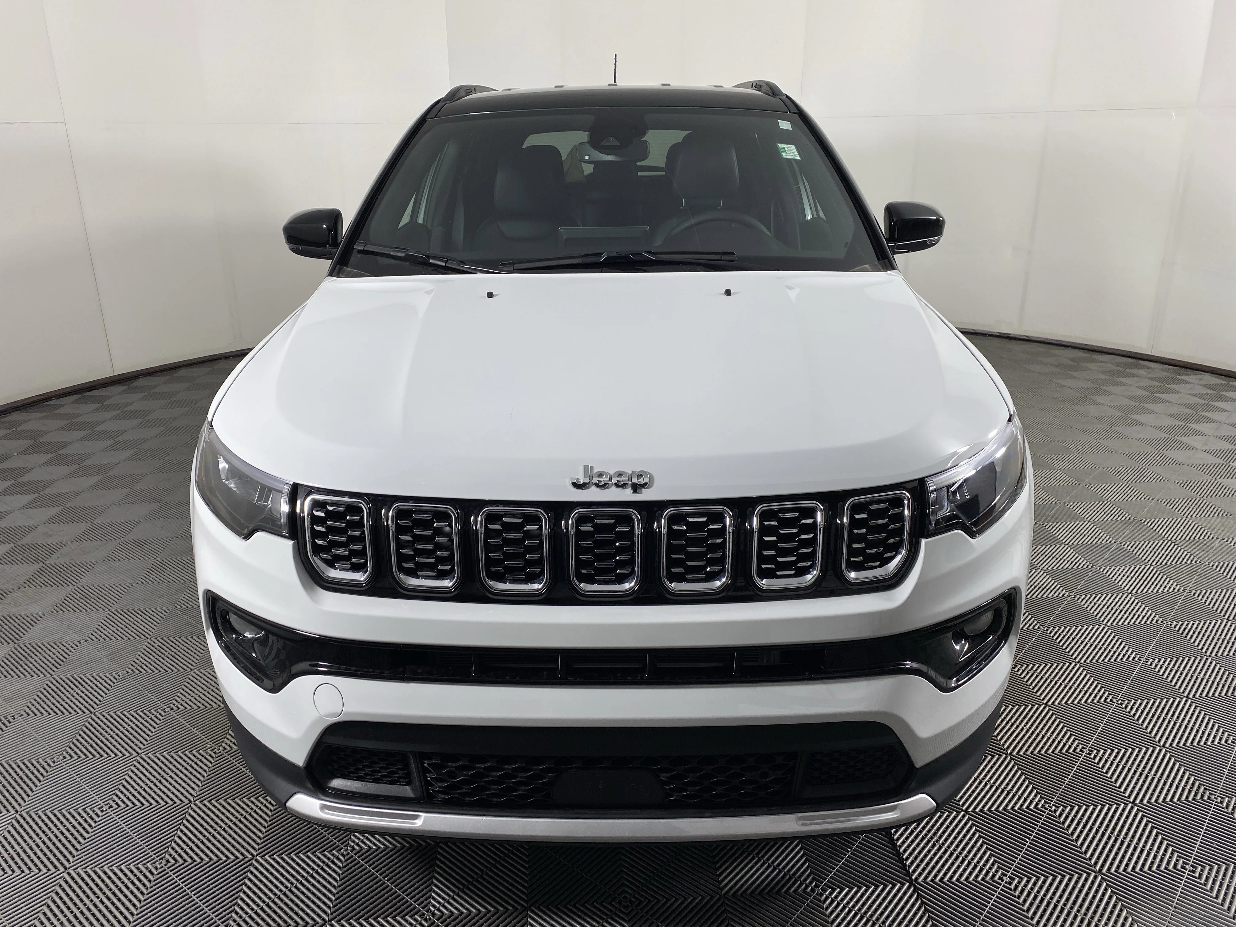 New 2026 Bright White Clear-Coat Exterior Paint Jeep Limited image 11