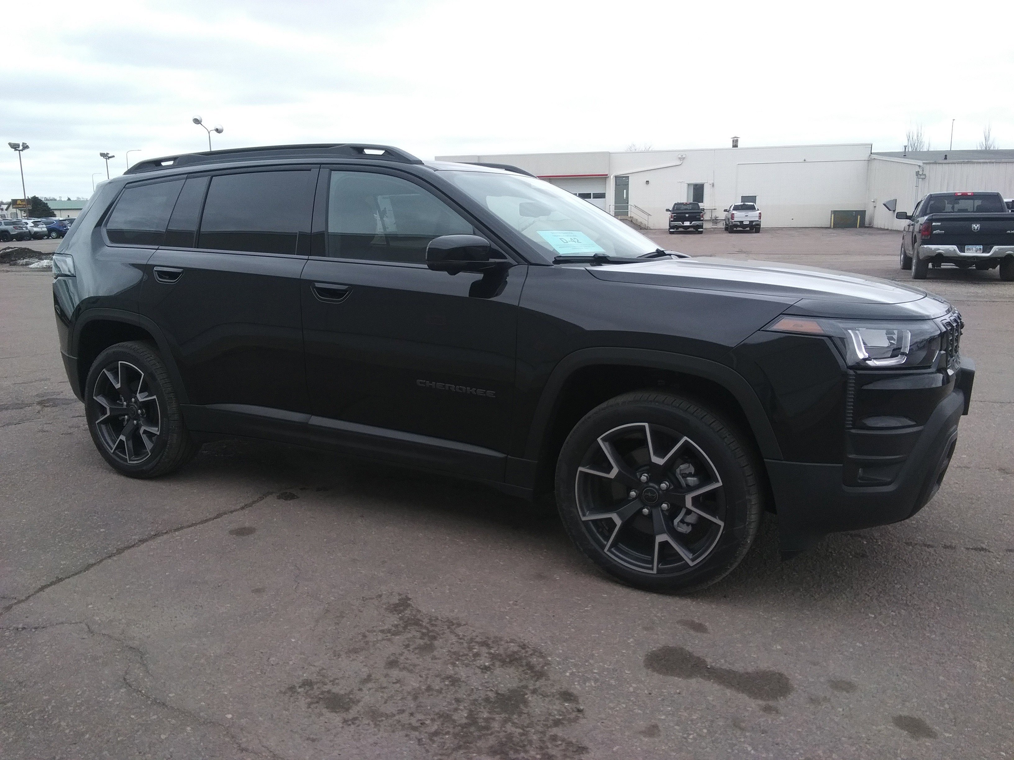 New 2026 Diamond Black Crystal Pearl-Coat Exterior Paint Jeep Overland image 4