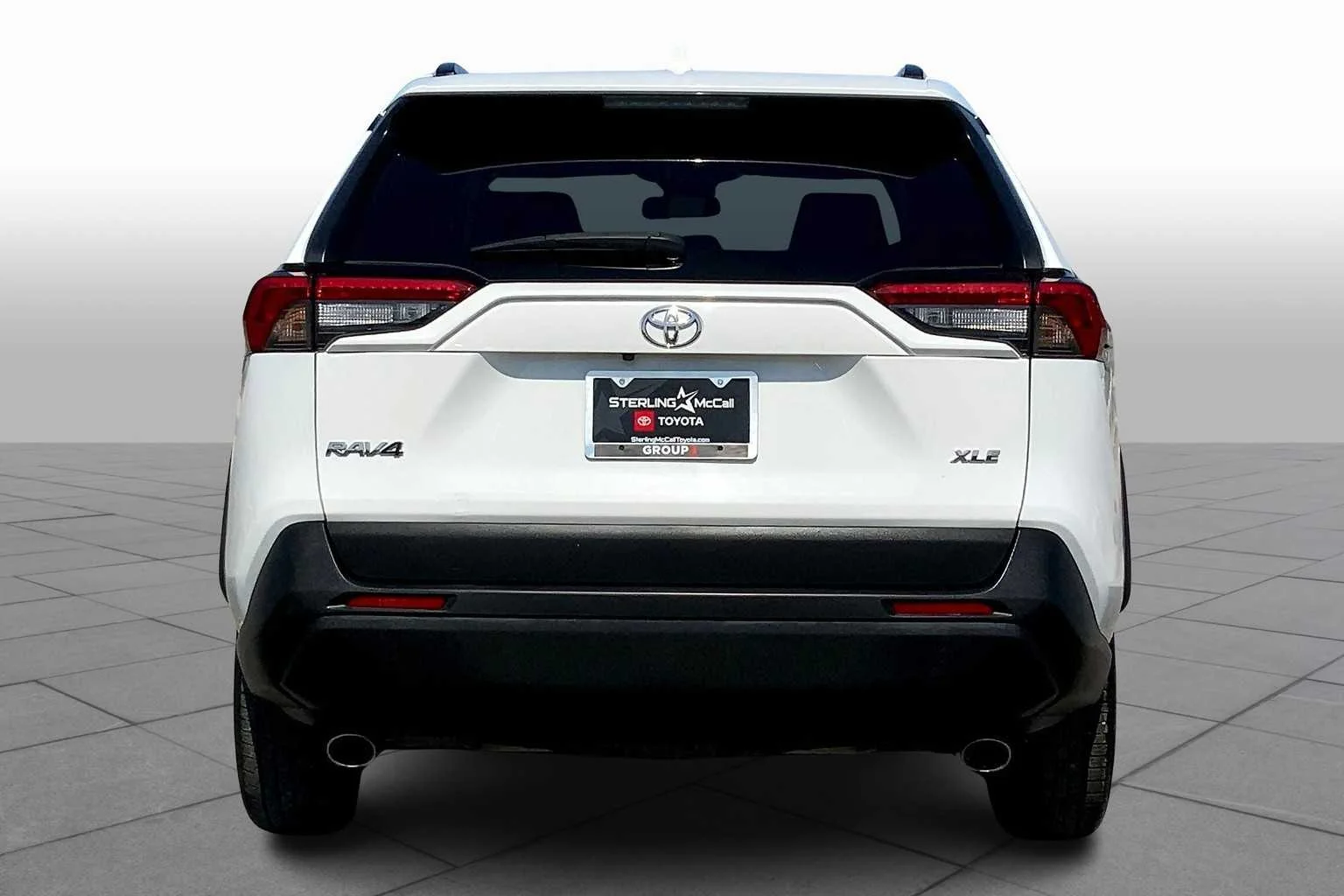 Used 2022 White Toyota XLE image 5