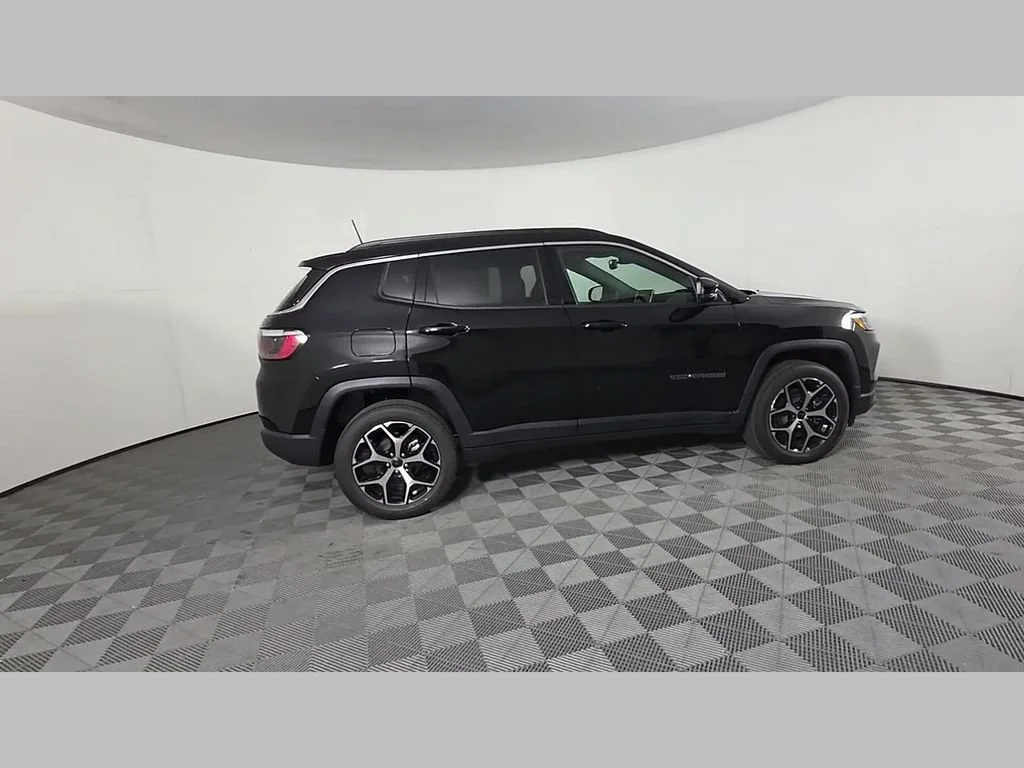 New 2026 Diamond Black Crystal Pearlcoat Jeep Limited image 28