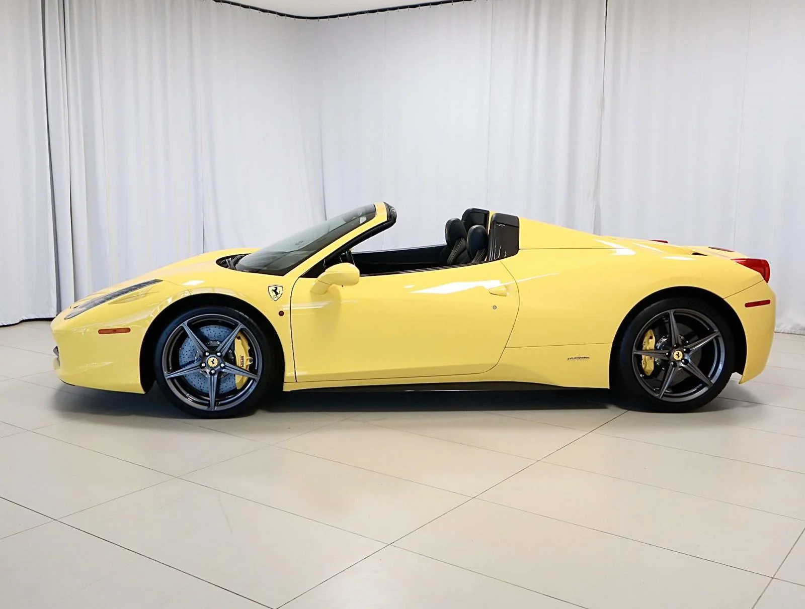 Used 2013 Giallo Modena Ferrari 2dr Conv image 2