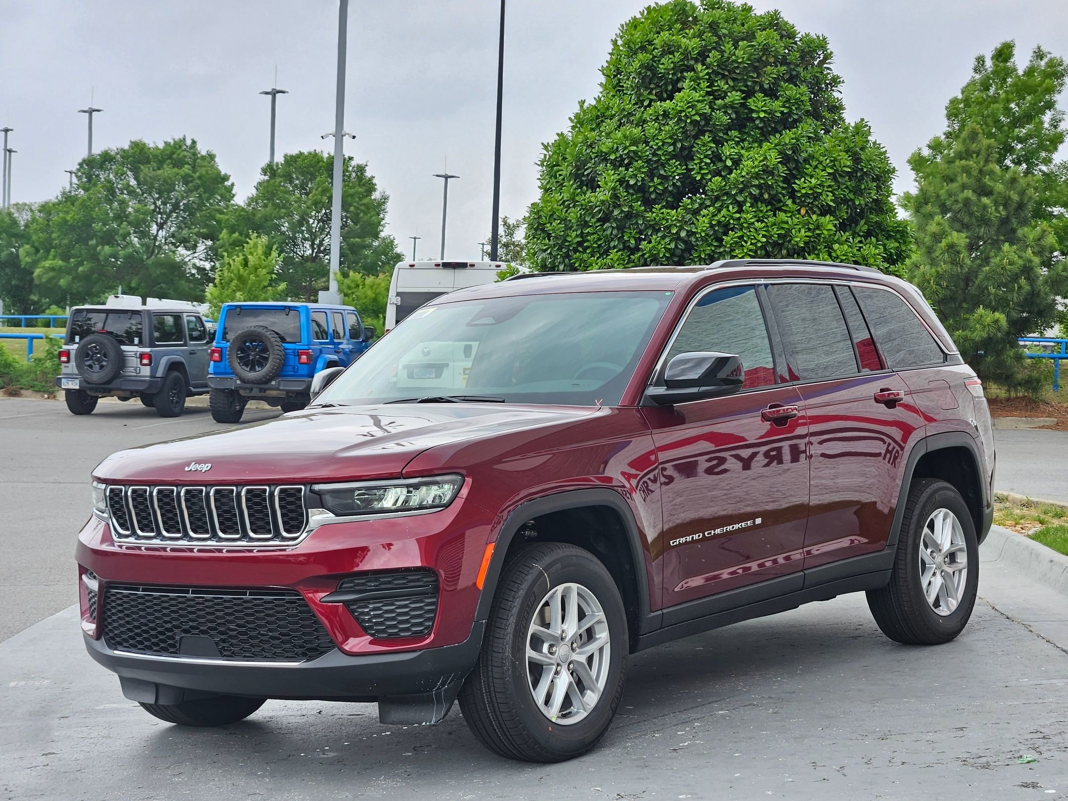 New 2026 Velvet Red Pearl-Coat Exterior Paint Jeep Laredo image 3