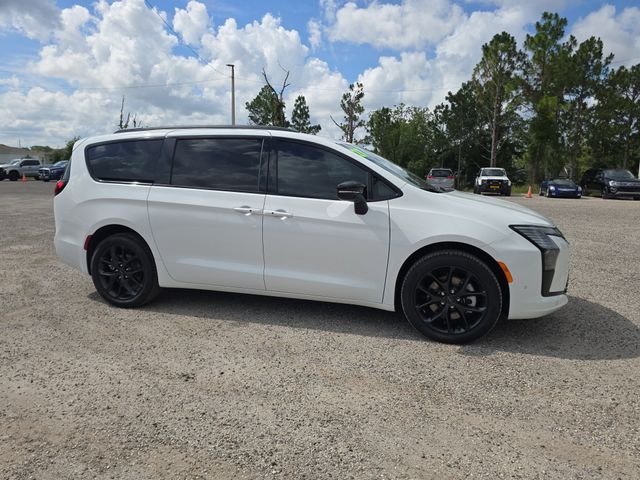 New 2027 Bright White Clear-Coat Exterior Paint Chrysler Limited image 2