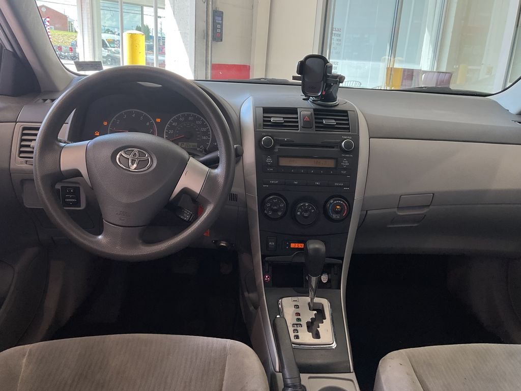 Used 2010  Toyota LE image 20