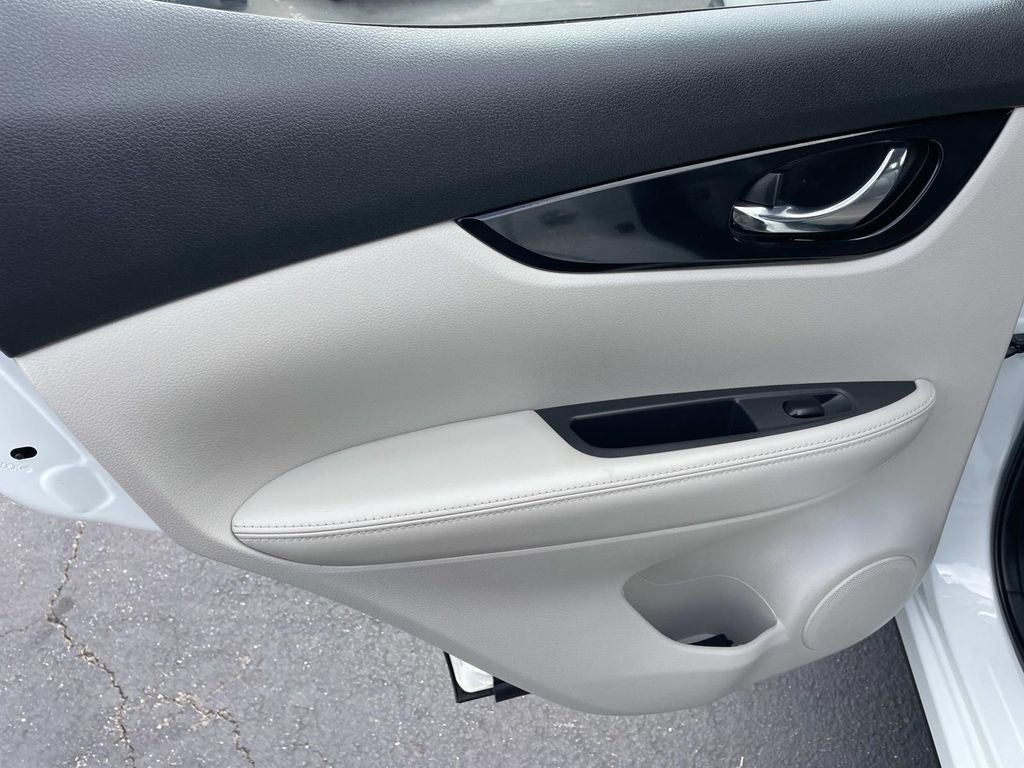 Used 2022 White Nissan SL image 22