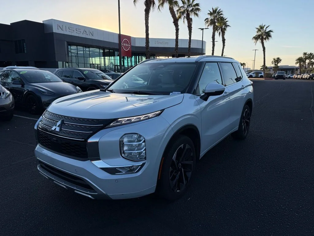 2024 Mitsubishi Outlander SEL 2WD's photo